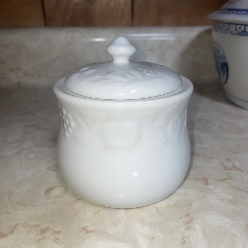 Gibson Design Flourish Two Piece White Ceramic Sugar Bowl W Lid‎ Fruit Motif